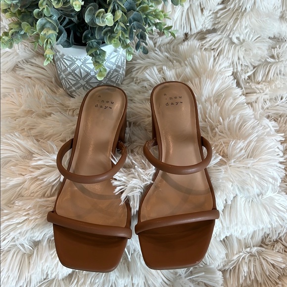 A New Day Women’s Brownish/Tanish Block Heel Sandals Size 6 - Picture 2 of 7